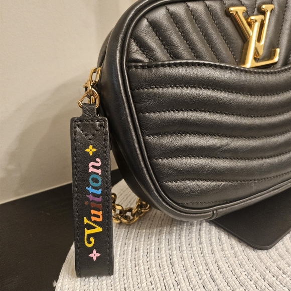 👜 Louis Vuitton New Wave Camera Bag Black Quilted Calfskin with Gold Hardware - Picture 2 of 12